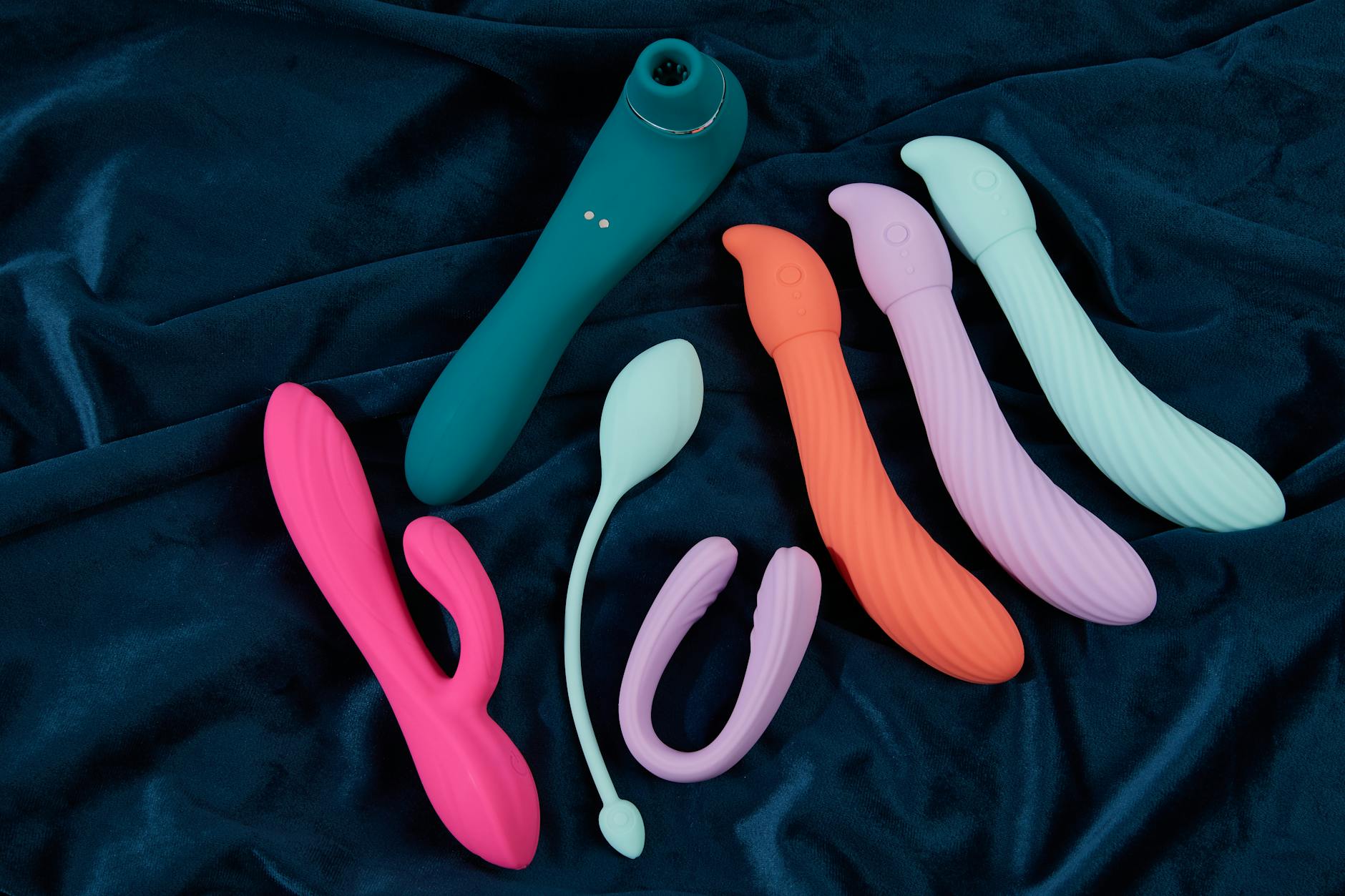 Coppia che tiene insieme un vibratore blu, simbolo di intimità moderna e connessione condivisa