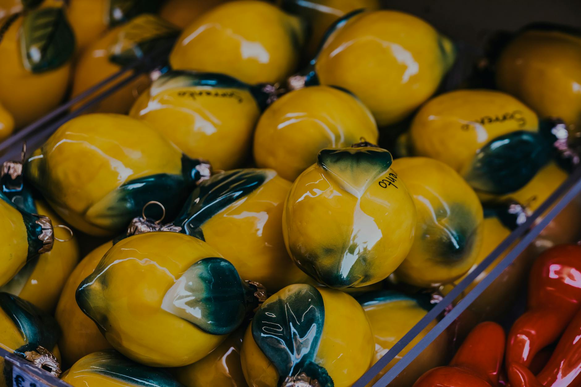 Limoni gialli disposti in una composizione artistica, simbolo di ritorno alla sensibilità naturale.